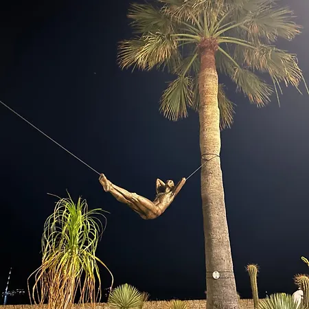 Seaside Serenity - - Beachfront - أنتيب